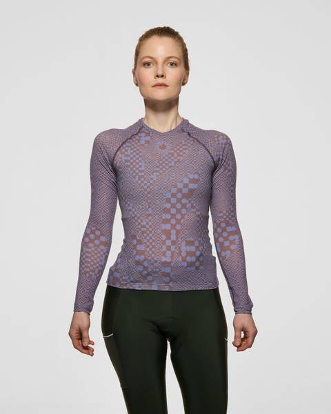Model is wearing a size XS Baselayer